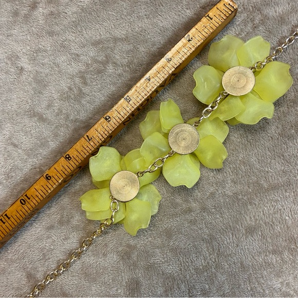 Stunning Necklace with 3 Yellow Acrylic Flowers on a Gold Tone Chain - Picture 5 of 6